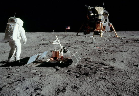 Buzz Aldrin colocando equipamientos para medir seísmos en la Luna.