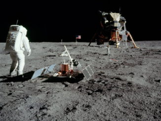 Buzz Aldrin colocando equipamientos para medir seísmos en la Luna.