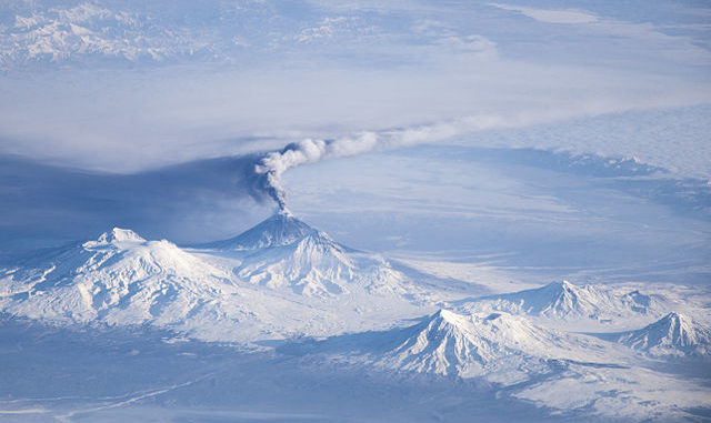 Volcán en erupción en Kamchatka desde la Estación Espacial Internacional